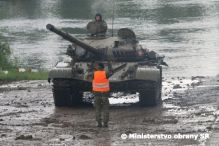 Trebiovsk tankisti prekonali vodn prekku na Leti