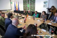 Minister R. Kalik a panielska ministerka obrany navtvili v Centre vcviku Le vojakov Mnohonrodnej bojovej skupiny