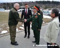 ttny tajomnk ministerstva obrany Milo Koterec s nmestnkom vietnamskho ministra obrany na Leti