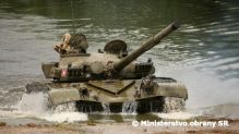 Osdky tankov a bojovch vozidiel pechoty preveruj svoju spsobilos prekonva vodn toky